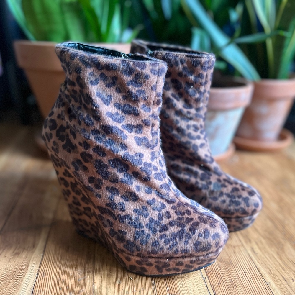 Material Girl Fuzzy Leopard Wedges Size 7